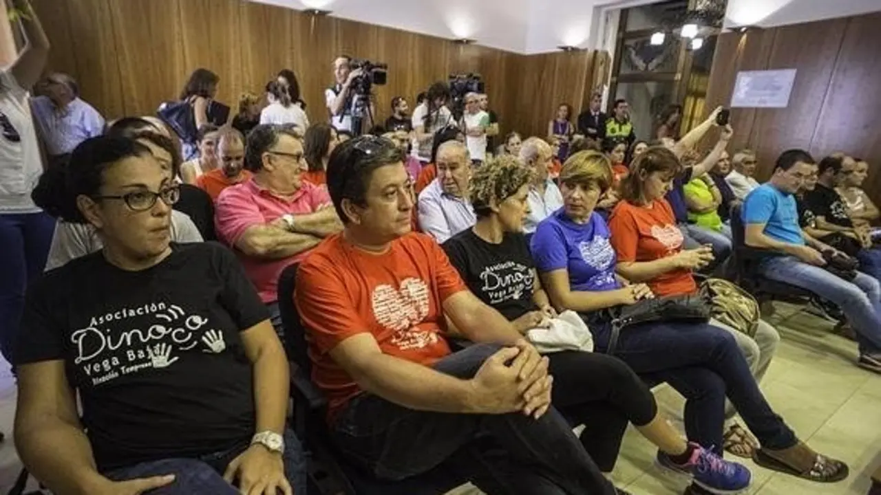 Padres y madres de Dinoco en un pleno del Ayuntamiento de Orihuela/ La Verdad