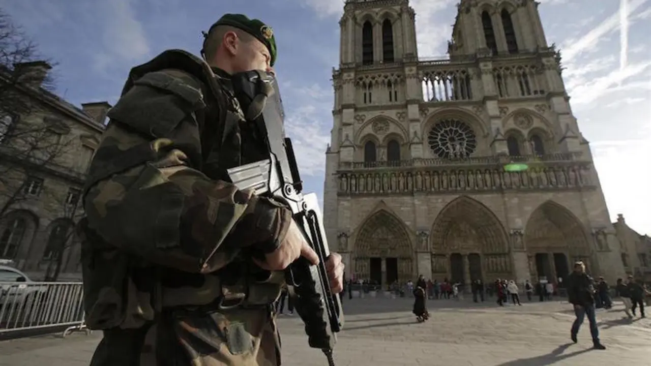 Un militar en la Isla de la Cité&lrm;, donde se ubica la catedral de Notre Dame. / EP