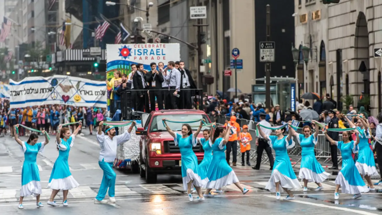 Participantes en el desfile del d&iacute;a de Israel bailan m&uacute;sica jud&iacute;a en la Quinta Avenida de Nueva York el 5 de Junio 2016. Foto:  Enrique Shore
