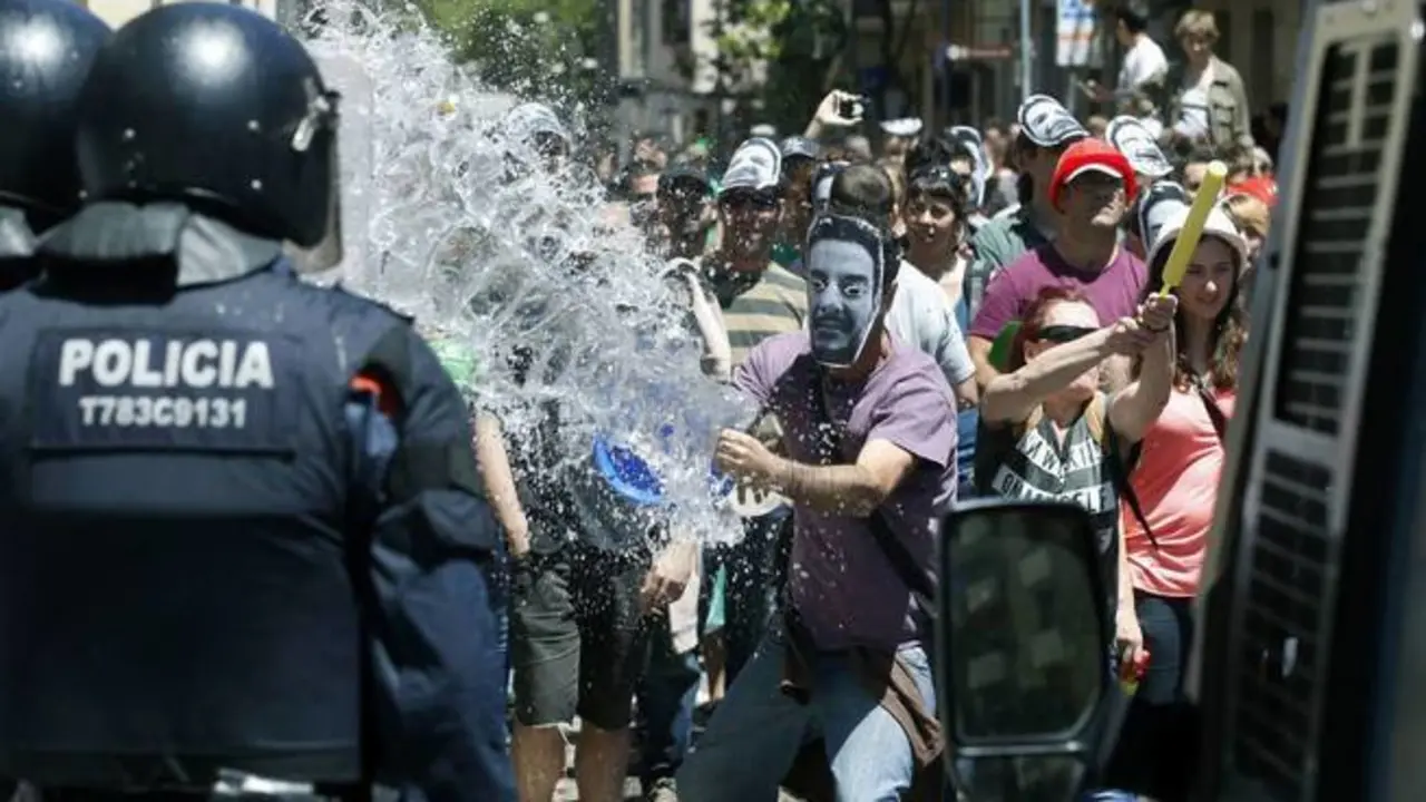 Disturbios en el barrio barcelonés de Gràcia. / archyworldys com
