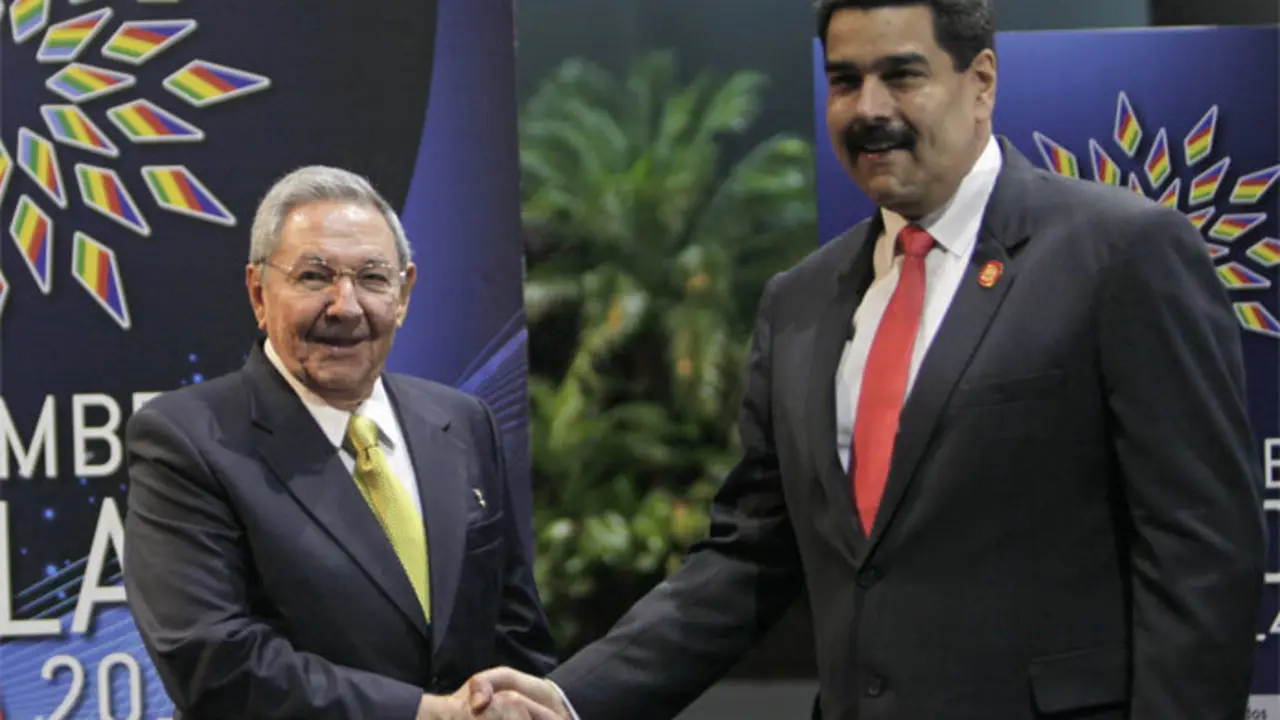 Ra&uacute;l Castro junto a Nicol&aacute;s Maduro. / elimpulso.com