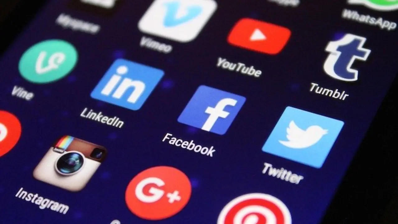 El uso de redes sociales en los móviles va a la baja. / RR SS.