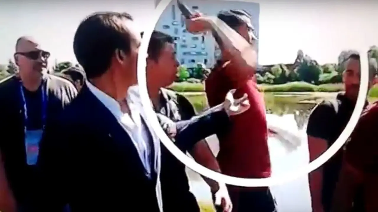 Ronaldo, lanzando un micro a la piscina