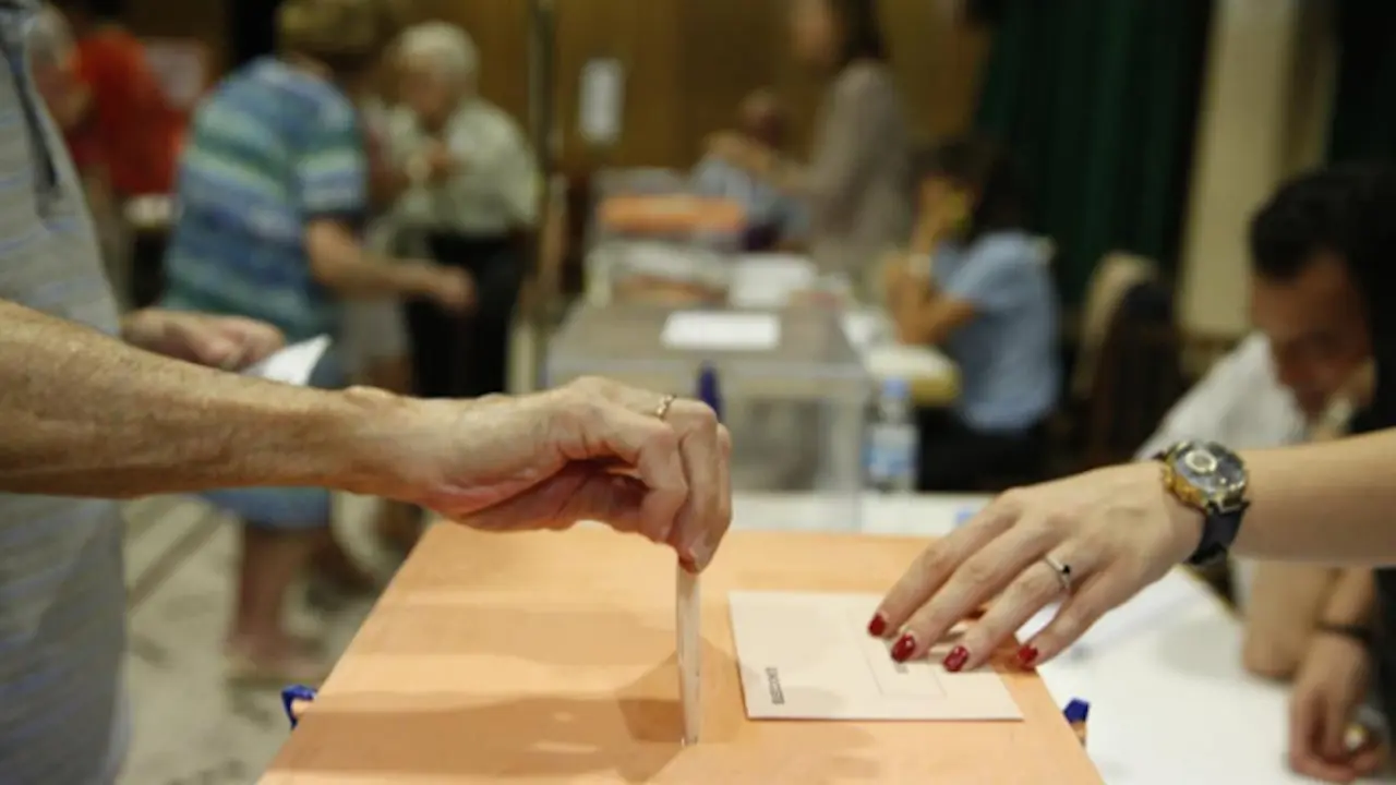 Españoles acuden a votar. / elmundo.es