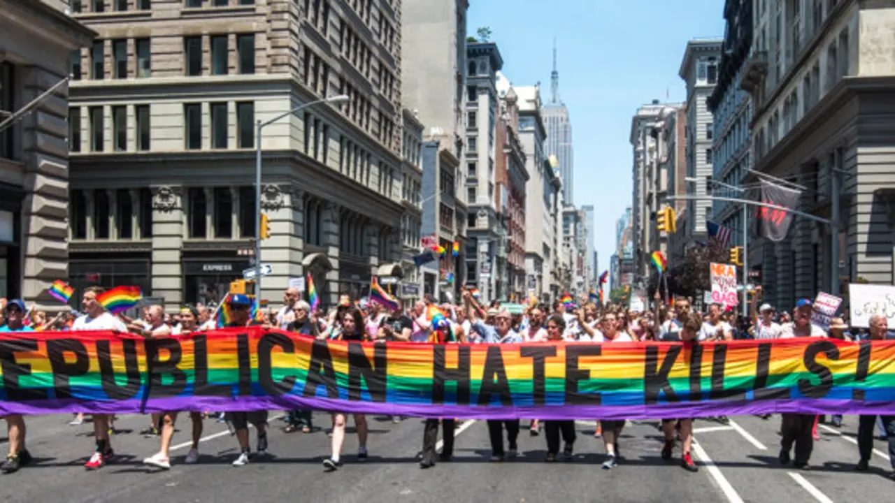 Participantes del desfile del Orgullo Gay en Nueva York portan una bandera del arco iris con una leyenda que dice "El Odio Republicano Mata" como protesta por los asesinatos de Orlando.  Foto:  Enrique Shore
