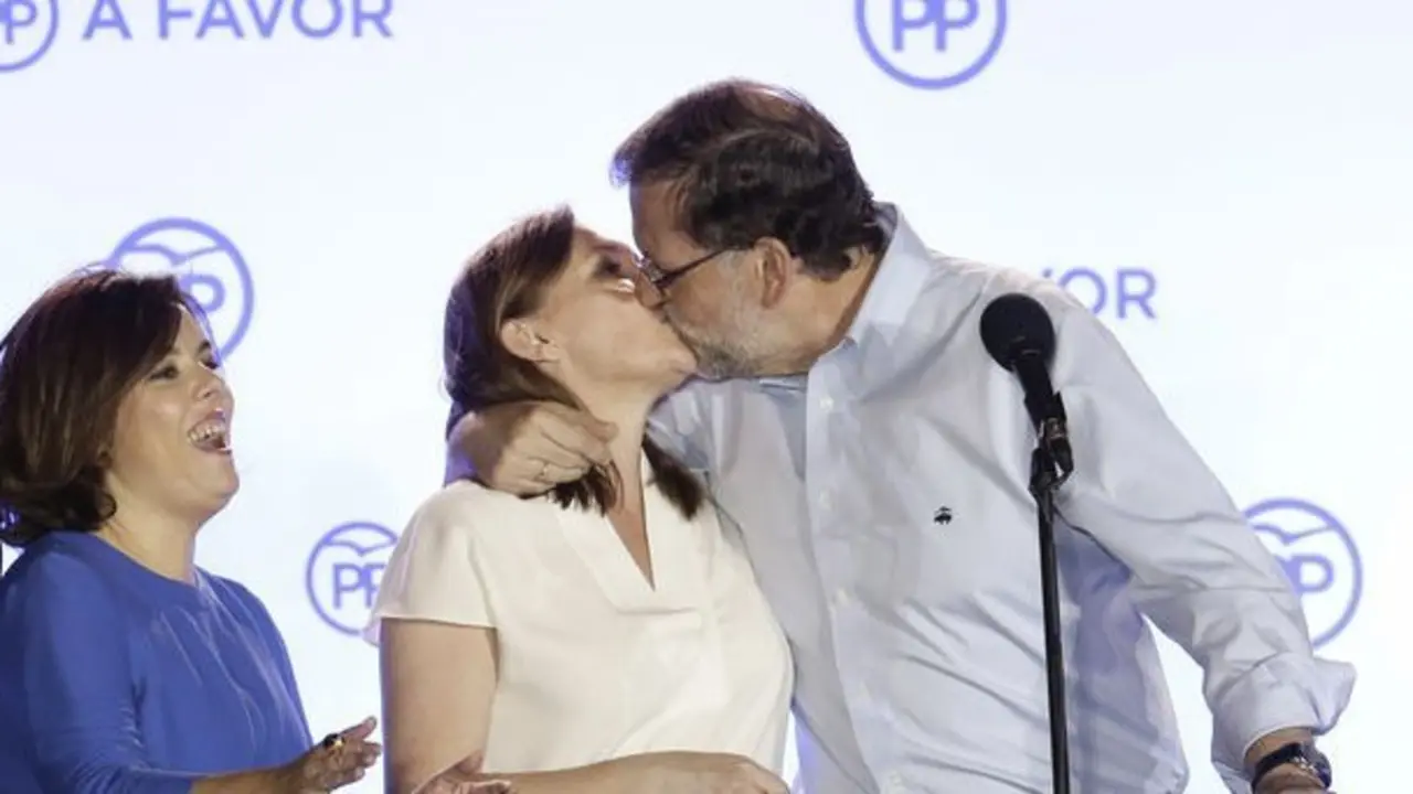 Mariano Rajoy besa a su mujer. /  Twitter
