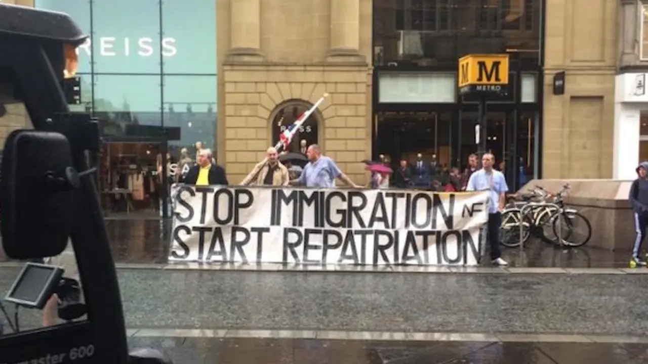 Pancarta contra la inmigración en Reino Unido. / Twitter