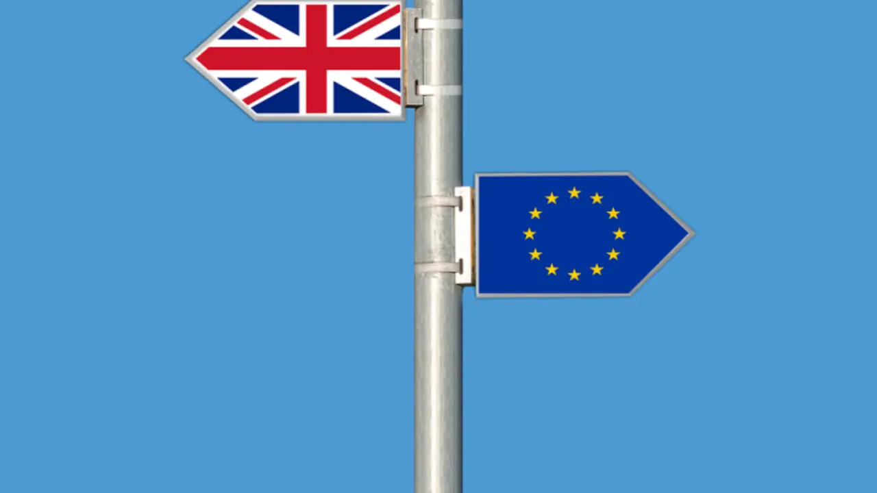 Banderas del Reino Unido y de la UE. /