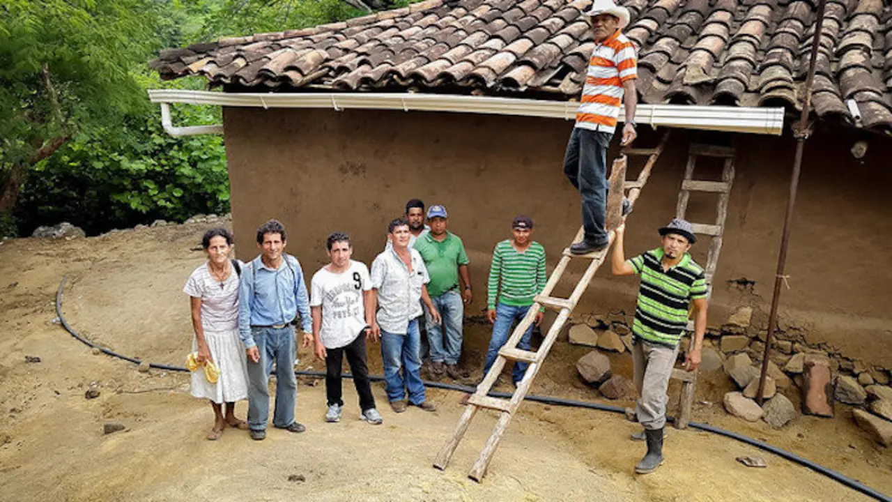 Construcción de una tubería de agua en una casa en Honduras. / FAO Honduras
