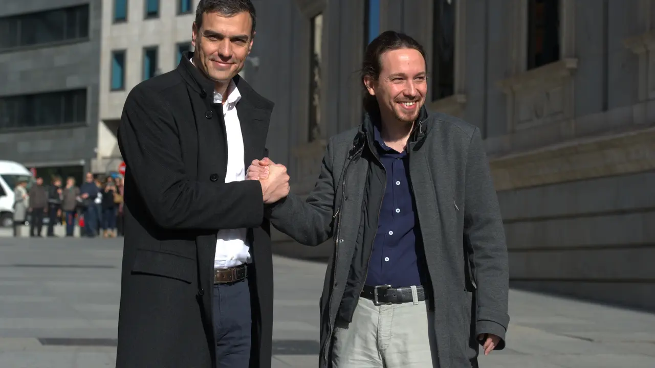 Pedro S&aacute;nchez y Pablo Iglesias se estrechan la mano