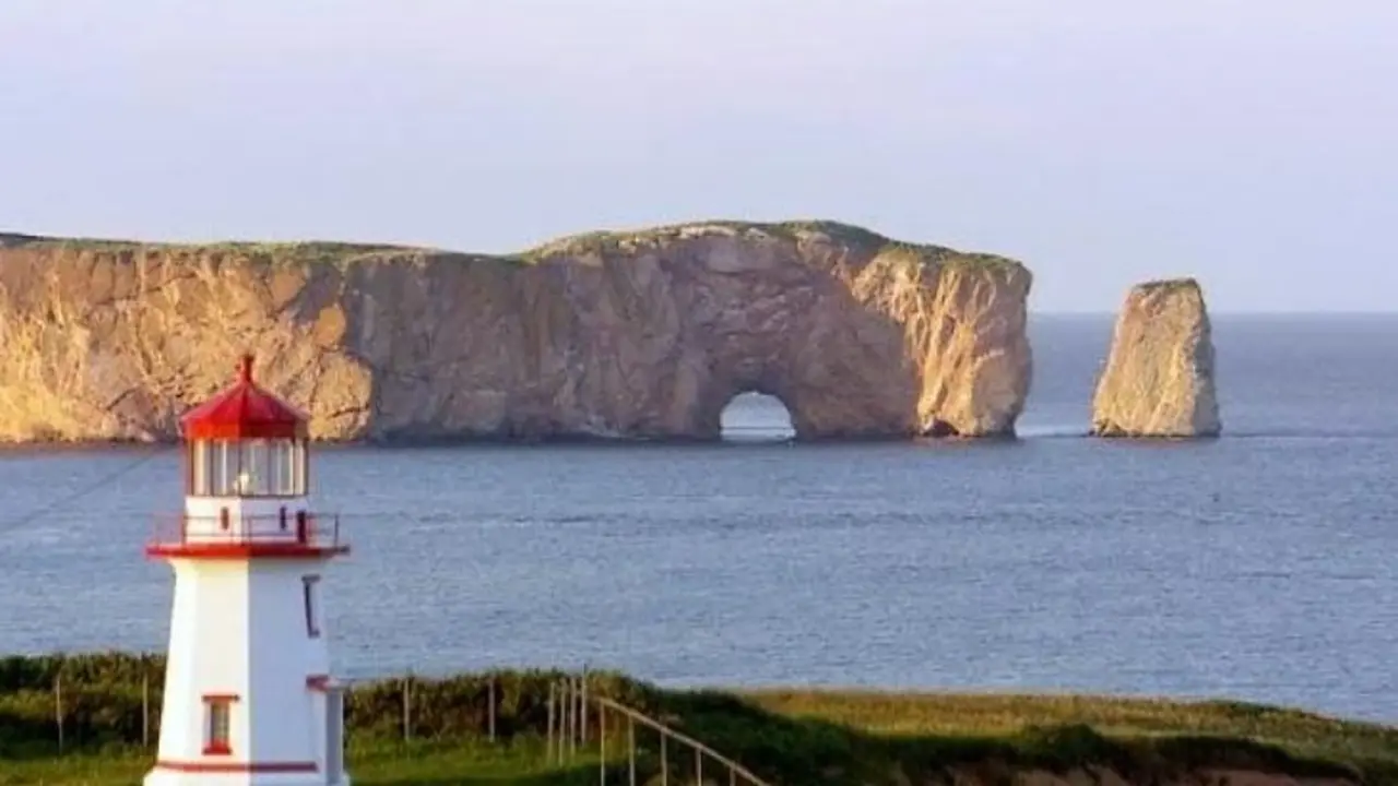 Rocher Perc&eacute;. / canadaxperience.com