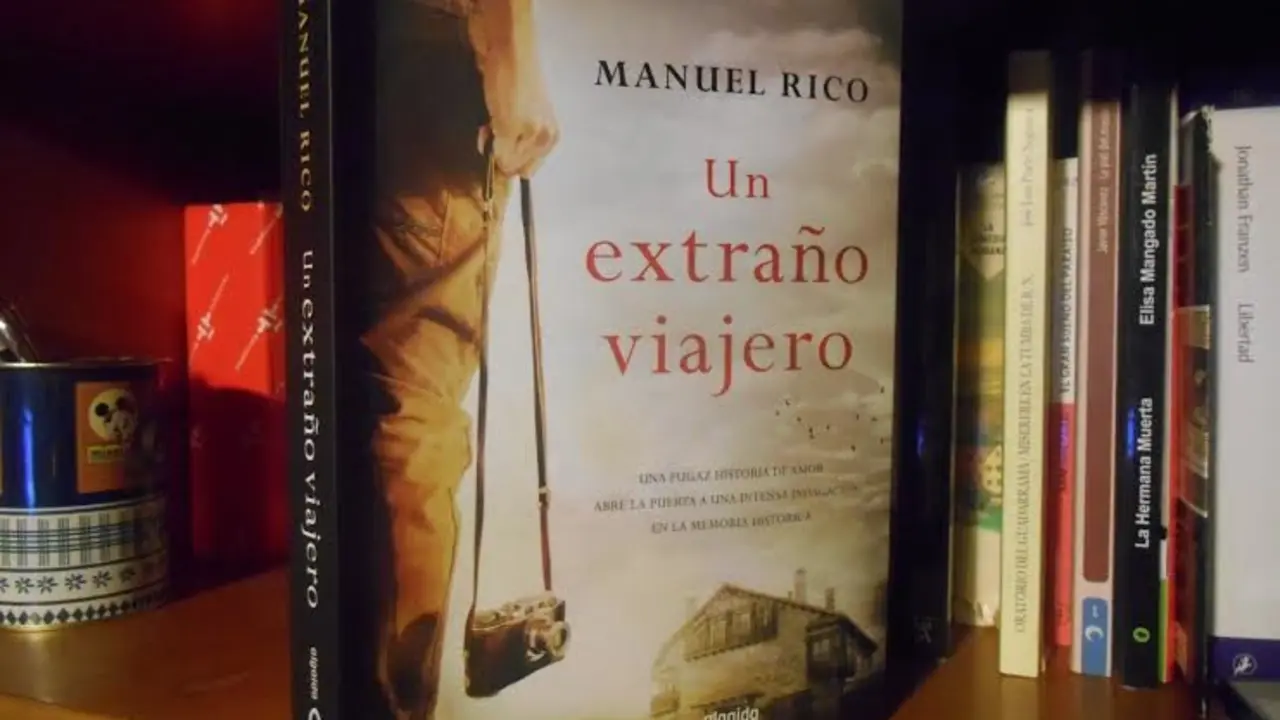 Un extra&ntilde;o viajero, de Manuel Rico/ acescritores.com