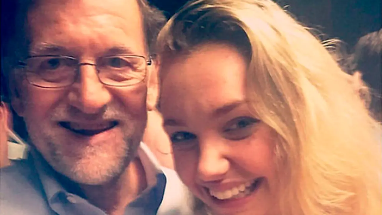 Mariano Rajoy con Isabelle Wright en Twitter.