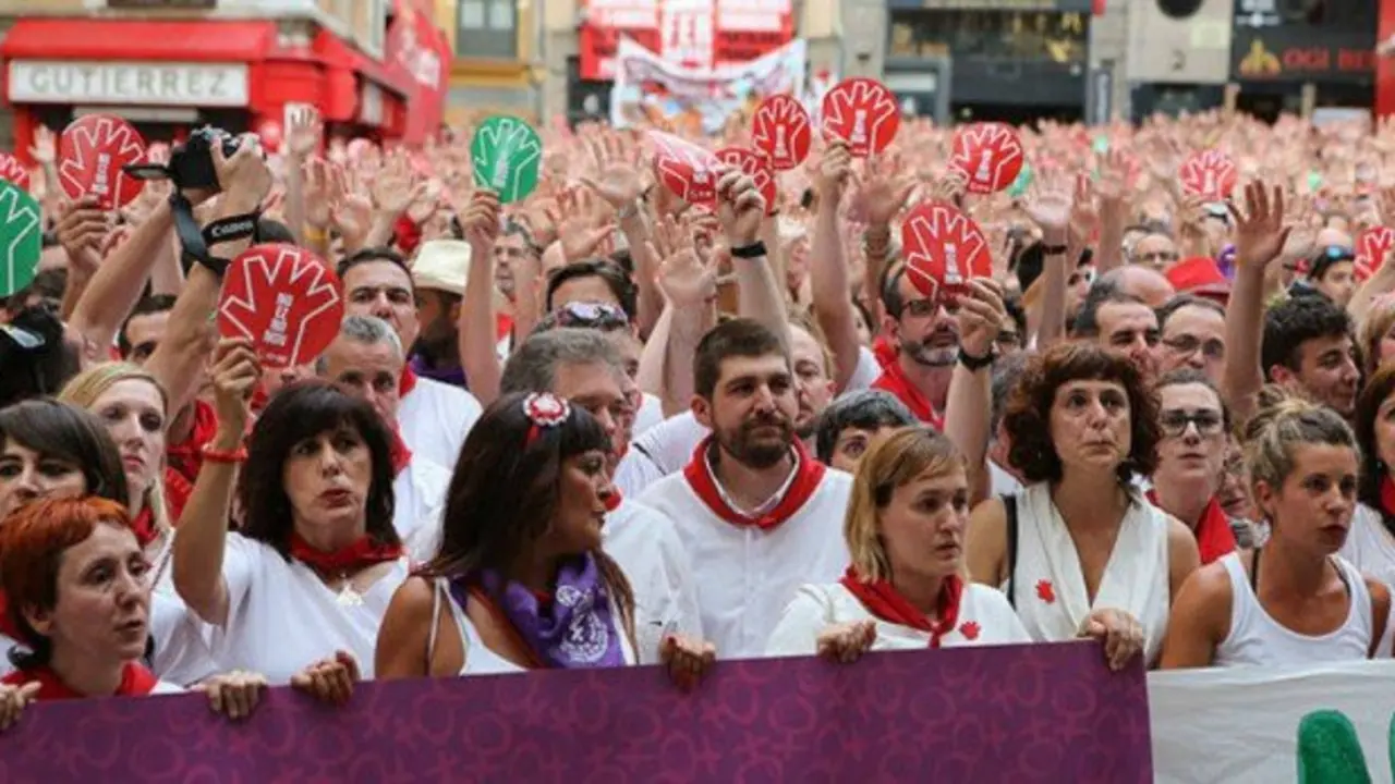 Miles de personas condenan las agresiones sexuales en Pamplona. / RR SS