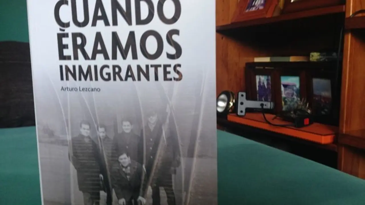 Portada de Cuando éramos inmigrantes, de Arturo Lezcano. / Mundiario