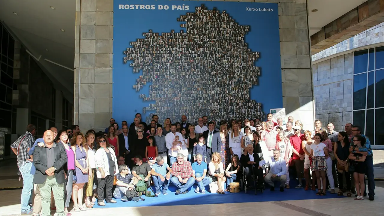 Asistentes a la inauguración de Rostros do país.