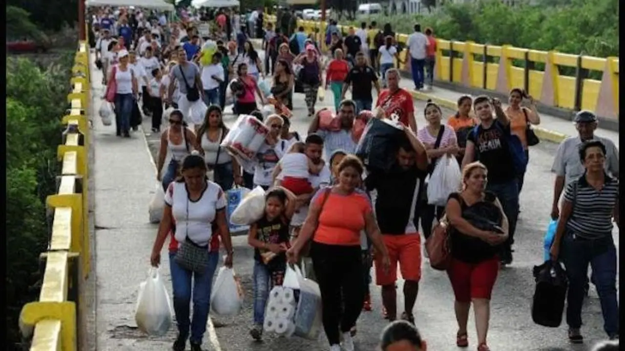 Venezolanos cruzan la frontera con Colombia. / eluniversal.com.co