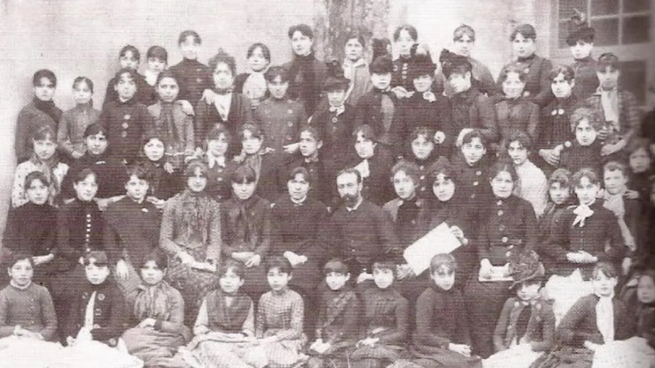 Foto del libro "Historia de la Escuela de Artes y Oficios de Ferrol (1881-1930), del que son autores Esperanza Piñeiro de San Miguel y Andrés Gómez, y en la que se ve a un grupo de alumnas del curso 1886-87.