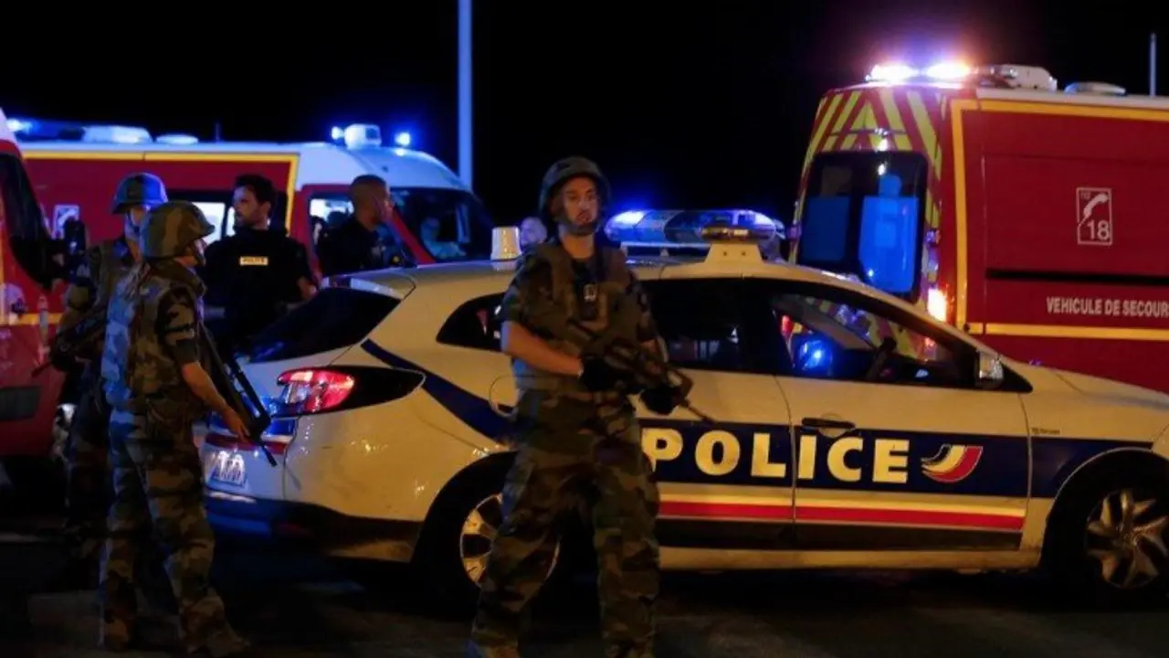 Polic&iacute;as franceses tras el atentado en Niza. / milenio.com
