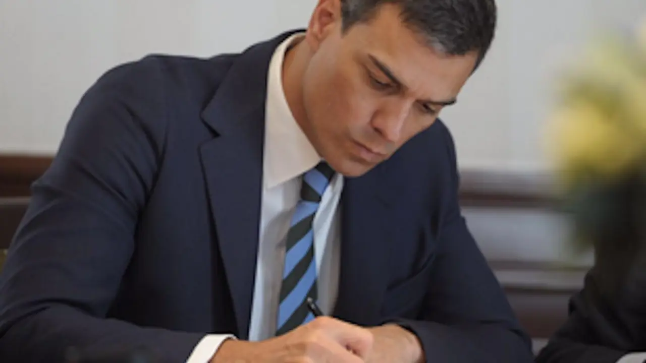 Pedro S&aacute;nchez acredit&aacute;ndose como diputado en el Congreso. / @sanchezcastejon
