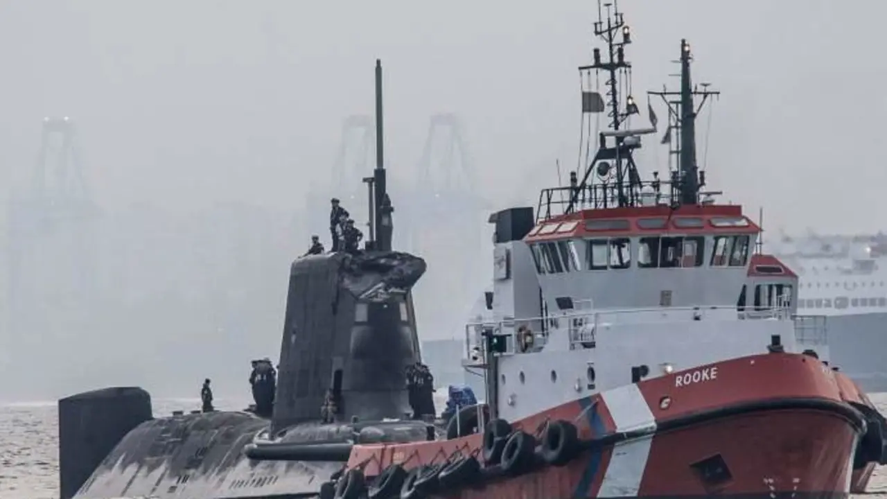 El submarino, tras la colisión. / chronicle.gi