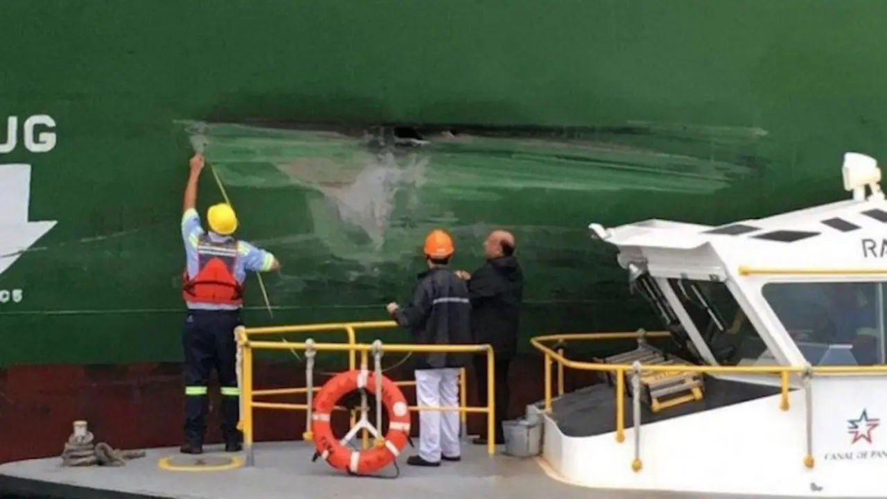 Daños de Xin Fei Zhou tras el choque en el Canal de Panam&aacute;. / Maritime Herald