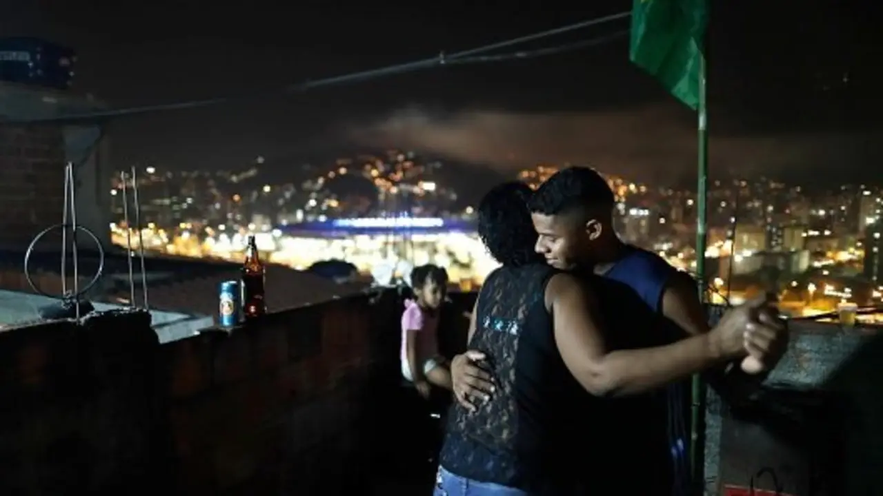 Una pareja se abraza mientras se inaugura las Olimpiadas. Europa Press