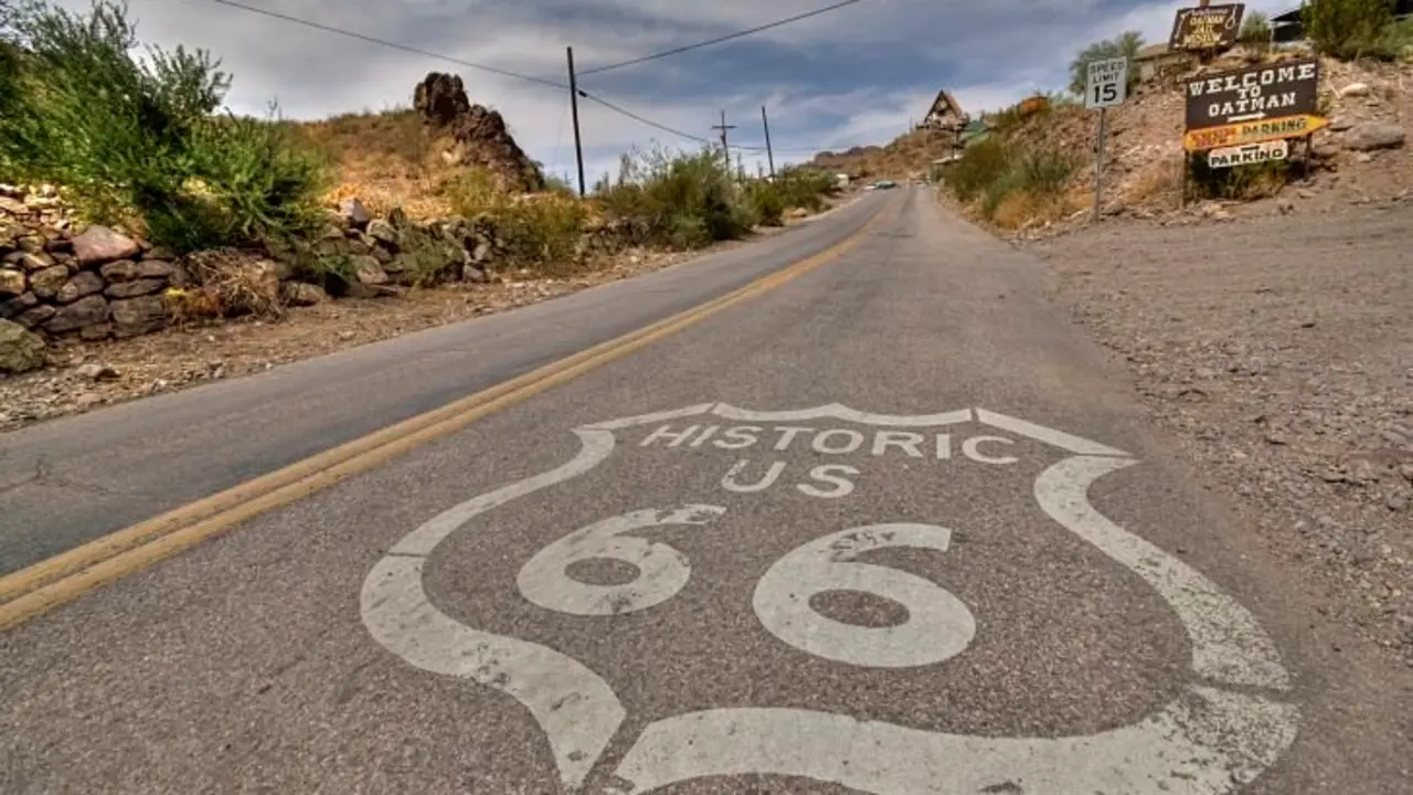 La Ruta 66 al paso por Oatman, Arizona. / Vicente Villam&oacute;n