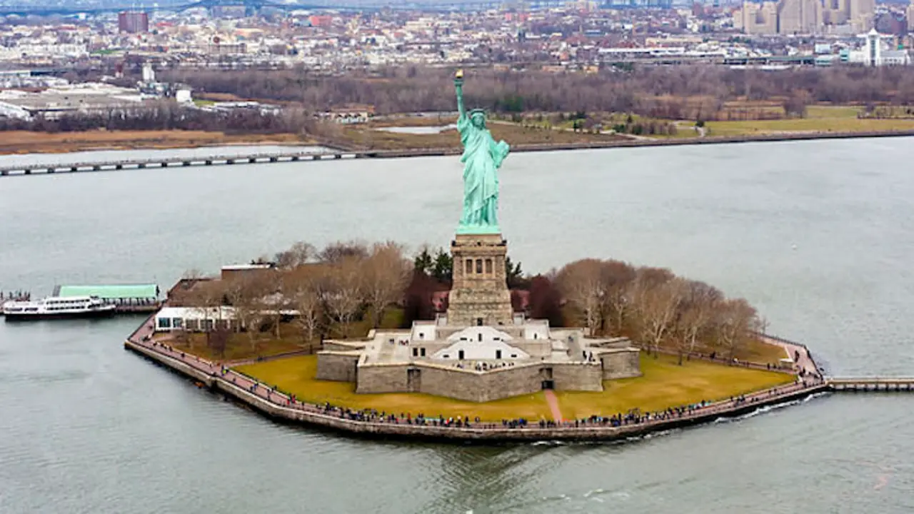 Turismo a medias en EEUU / D.Ramey Logan_Wikipedia