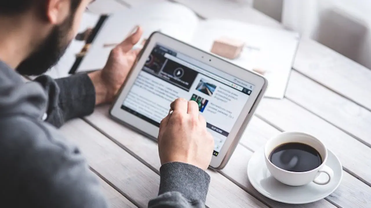 Hombre leyendo en una tablet. / Pixabay