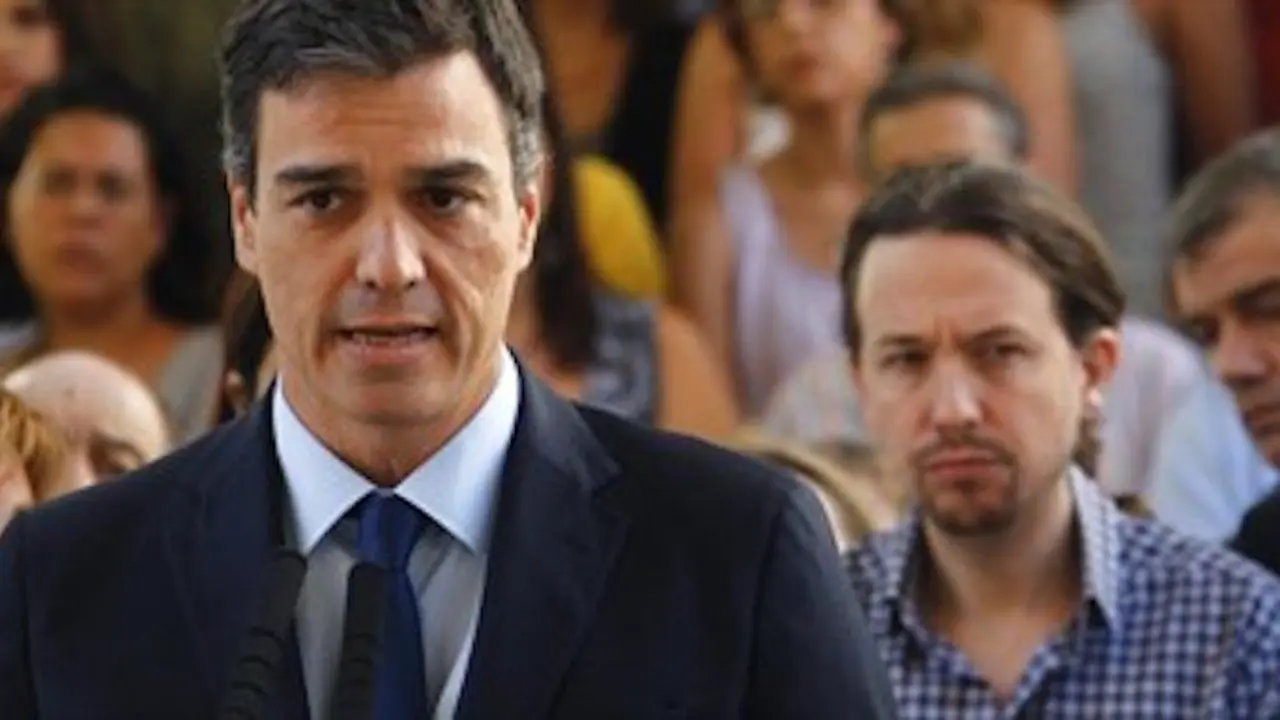 Pedro S&aacute;nchez y Pablo Iglesias al fondo. / EP