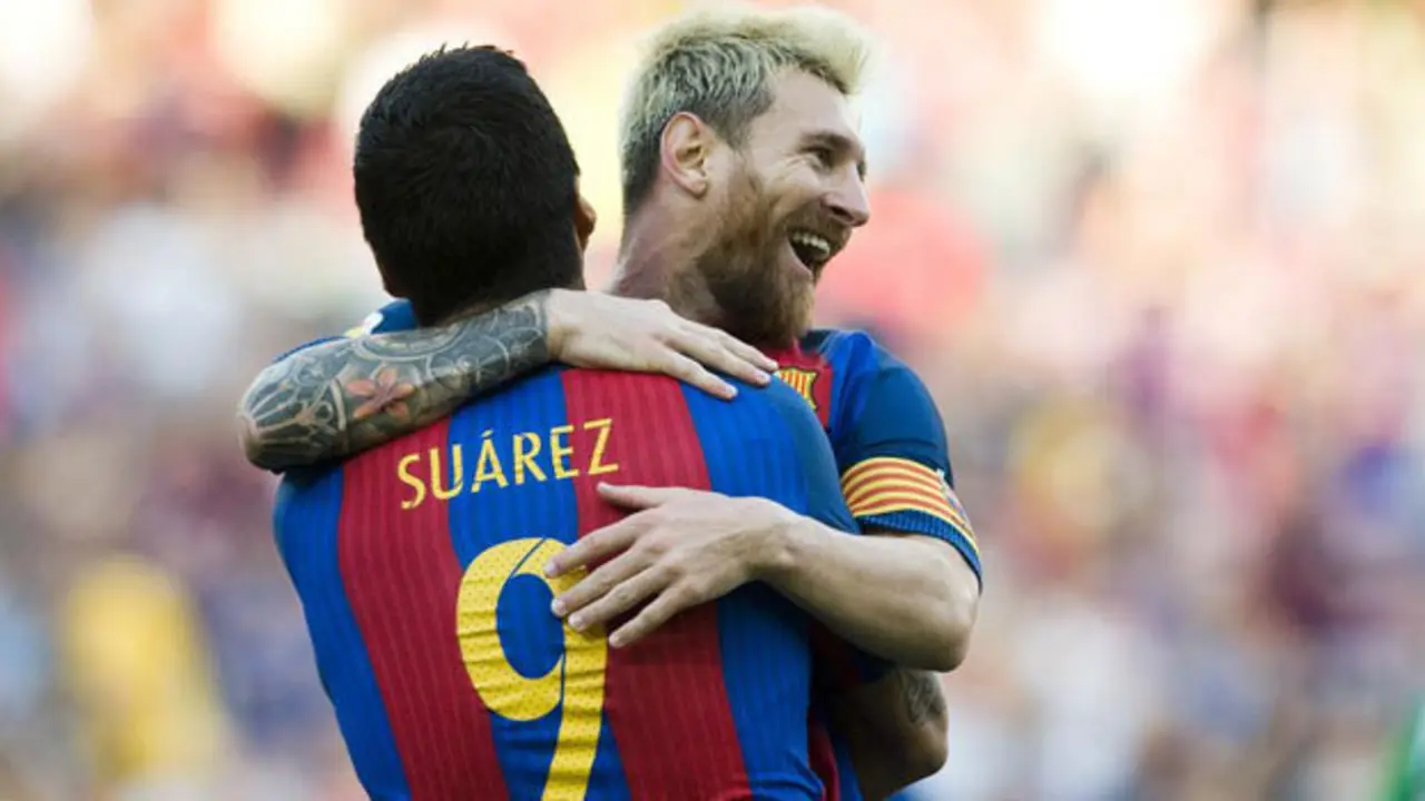 Betis y Suarez celebran uno de los goles del Barcelona ante el Betis.