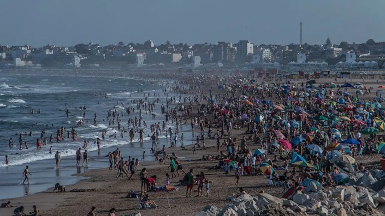 Playa abarrotada. / Pixabay