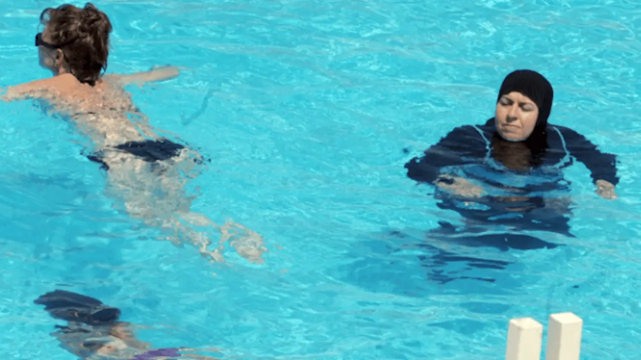 Personas en una piscina. / breitbart