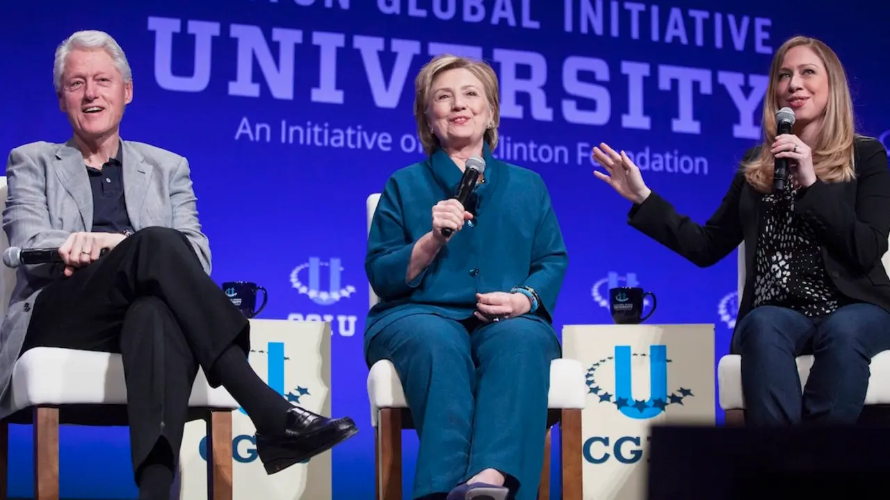 Bill, Hillary y Chelsea Clinton en la Clinton Foundation.
