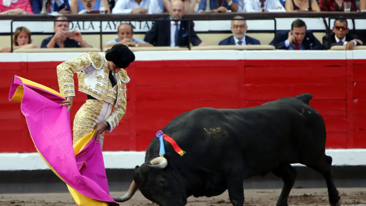 Curro D&iacute;az a la ver&oacute;nica. Foto: Arjona