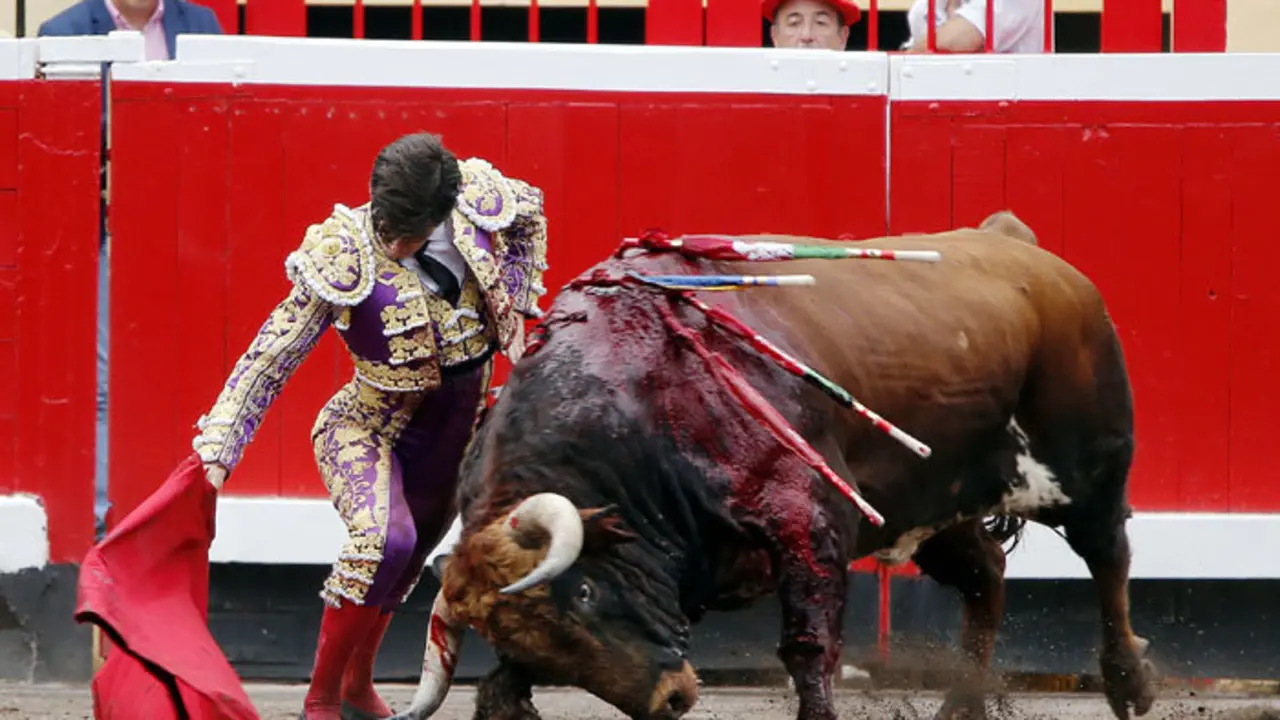 Garrido dobl&aacute;ndose en la cata. Foto: Arjona