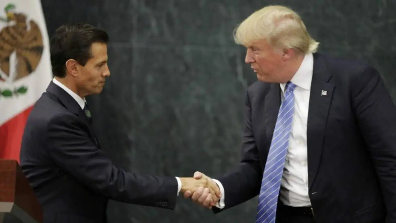 Enrique Pe&ntilde;a Nieto, presidente de M&eacute;xico, dando la mano a Donald Trump, presidente de Estados Unidos. / RR SS