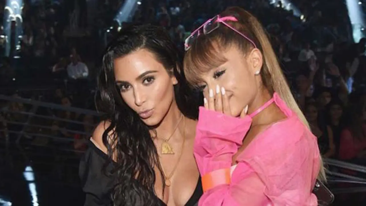 Ariana Grande junto a Kim Kardashian en los MTV Awards. / RRSS