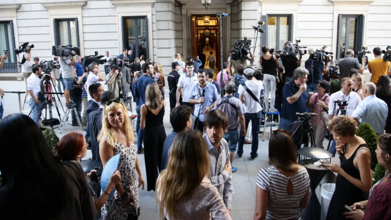 Periodistas en una de las puertas del Congreso. / @Congreso_Es