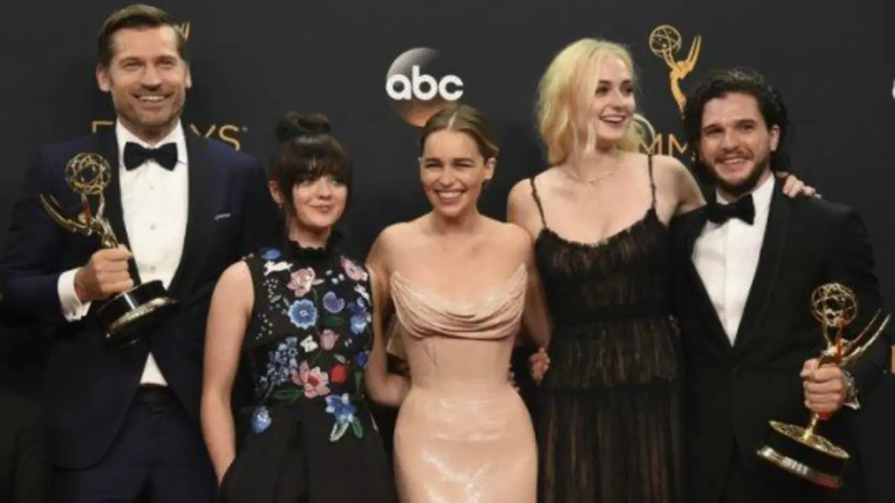 Reparto de Game of Thrones con los Emmy. / bbc.uk