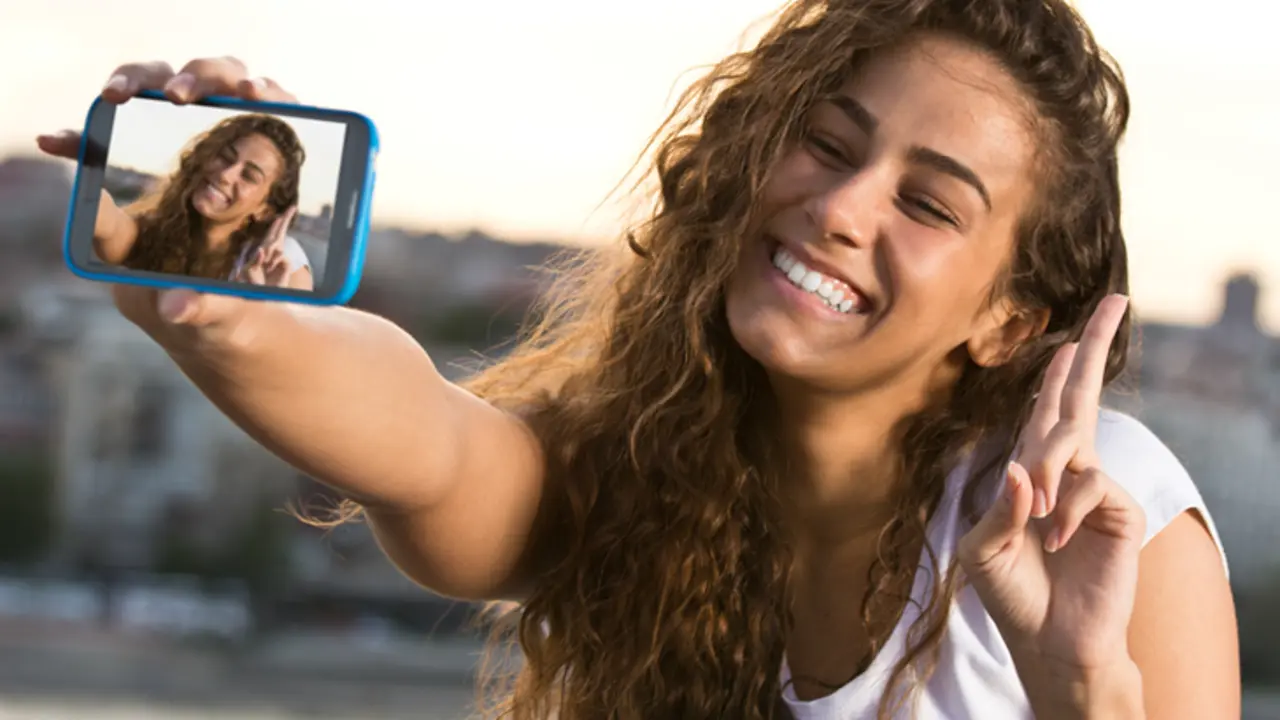 Chica con celular. / GP