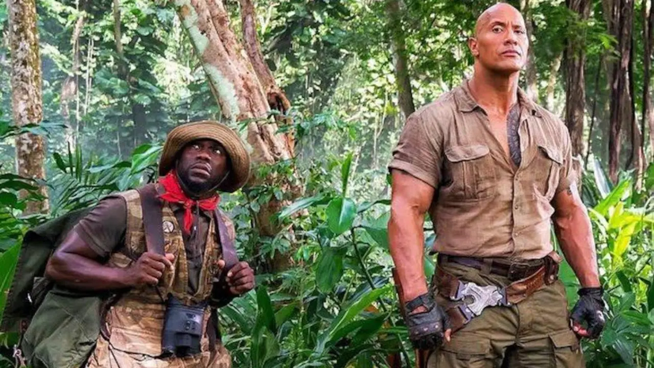 Kevin Hart junto a Dwayne Johnson en un fotograma de Jumanji / imdb.com