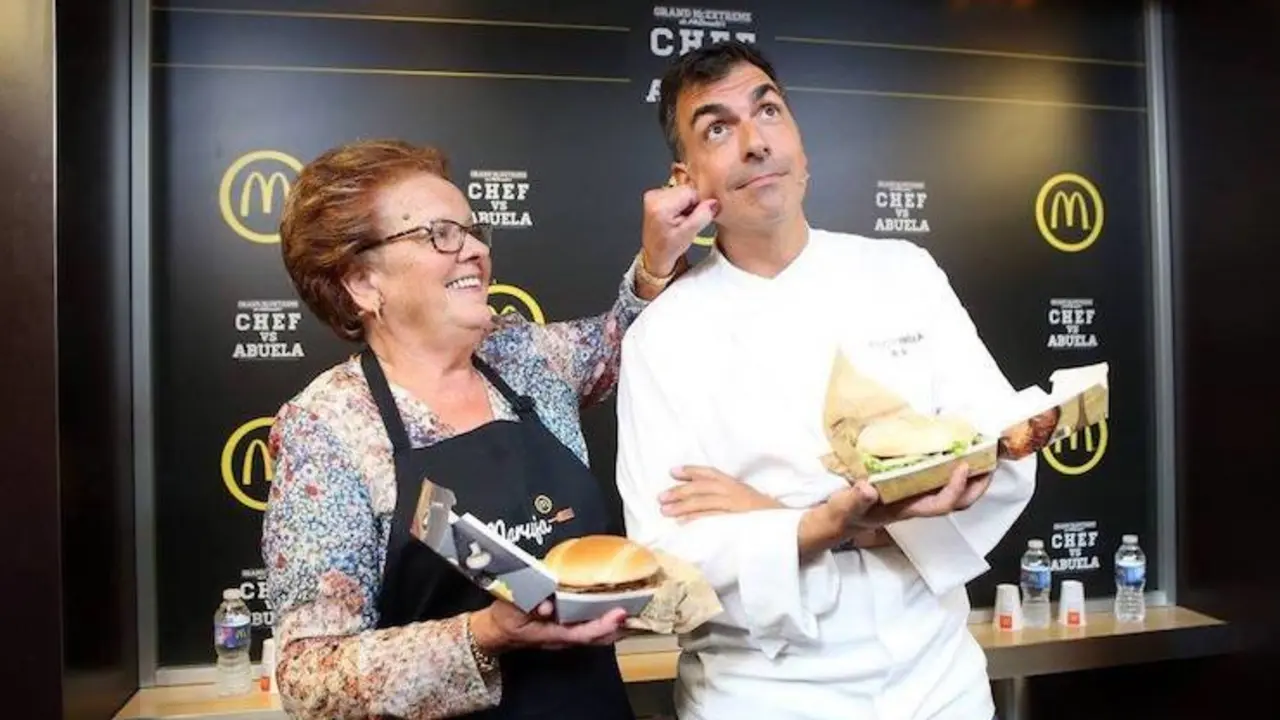 Maruja y Ram&oacute;n Freix con sus creaciones para McDonald&acute;s Espa&ntilde;a. / Facebook El Comercio Digital