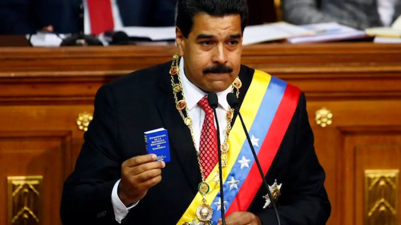 Nicol&aacute;s Maduro con la Constituci&oacute;n venezolana de la mano. / RRSS