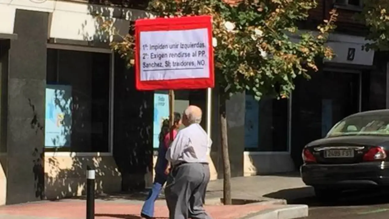 Un vecino con una pancarta en Ferraz. / P. E.