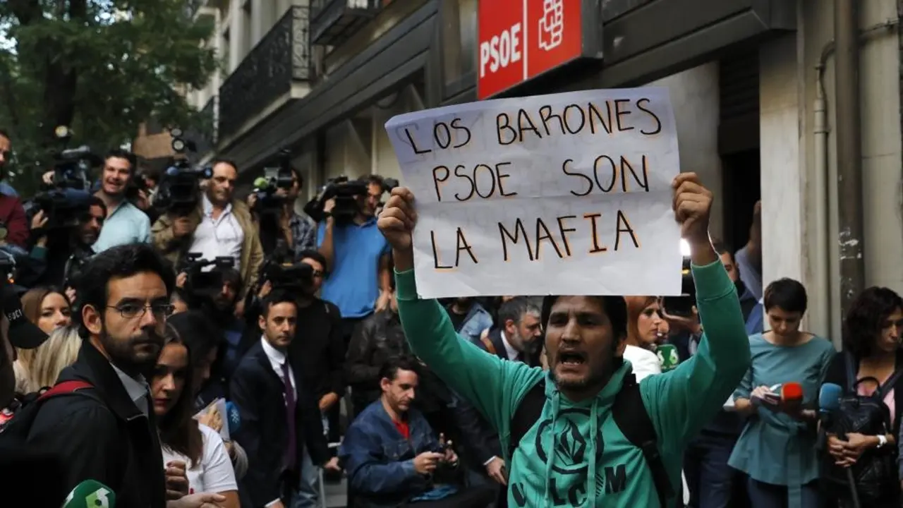 Abucheos a los cr&iacute;ticos ante la sede de Ferraz.