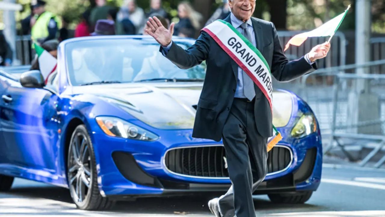El Maestro de Ceremonias Robert LaPenta encabeza el desfile de Columbus Day en la Quinta Avenida de Nueva York el 10 de Octubre 2016.  Foto: Enrique Shore