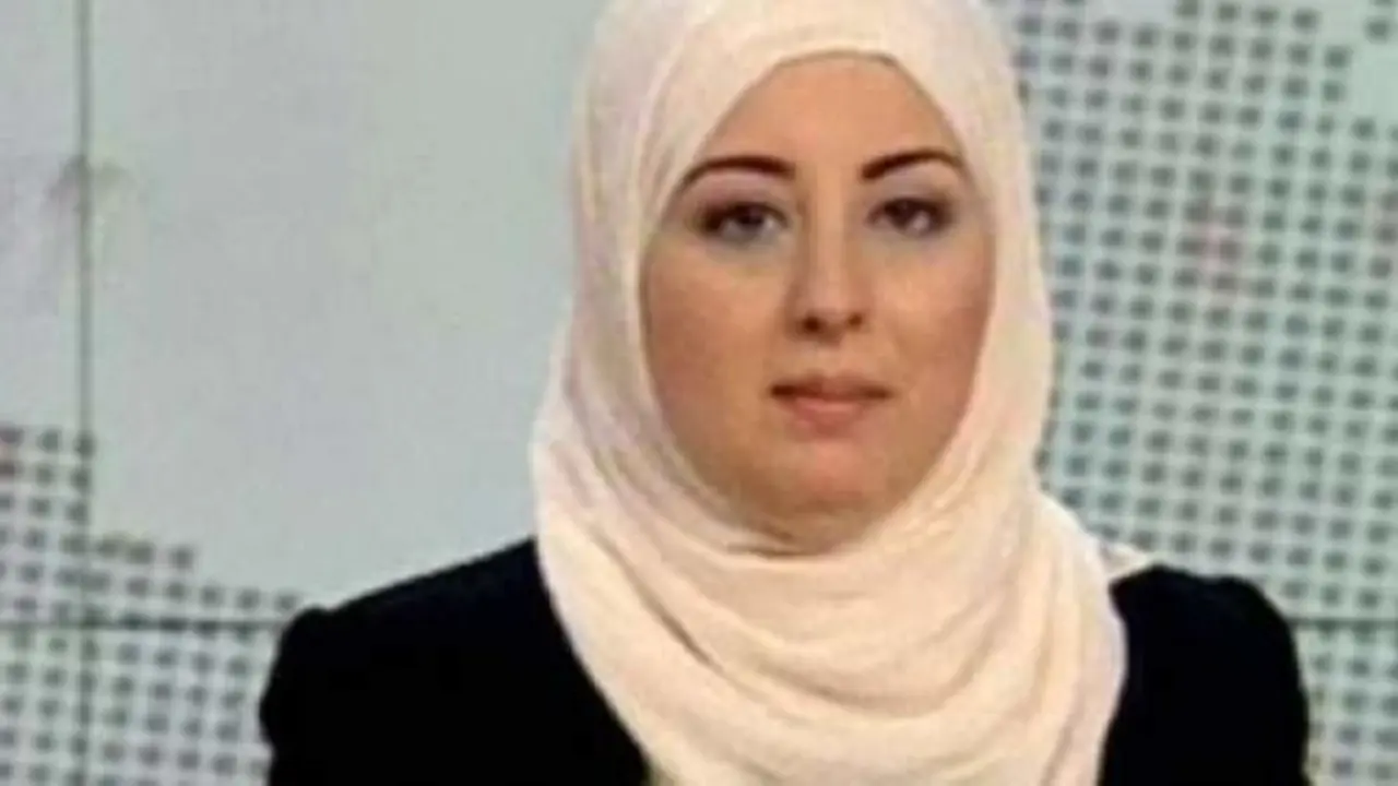 La periodista Fatma Nabil con hiyab en un informativo de la televisión pública egipcia. / Twitter