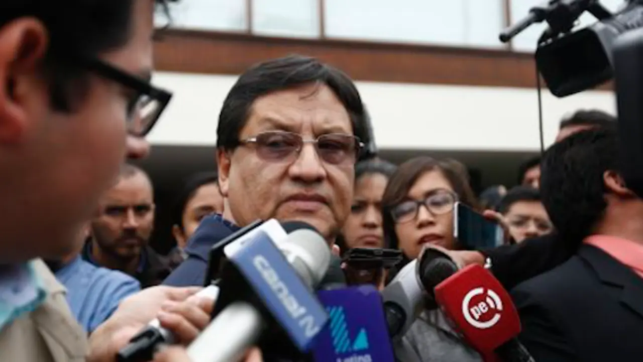 Carlos Moreno interpelido por la prensa peruana. / Twitter
